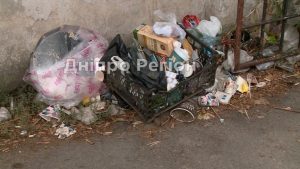 У Дніпрі продавці оптового ринку вулицю Байкальську перетворили на сміттєзвалище (Відео)