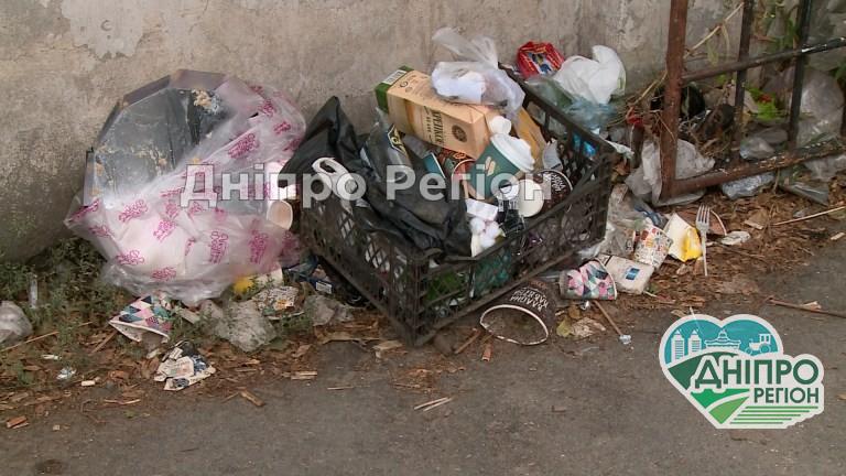 У Дніпрі продавці оптового ринку вулицю Байкальську перетворили на сміттєзвалище (Відео) У Дніпрі продавці оптового ринку вулицю Байкальську перетворили на сміттєзвалище (Відео)