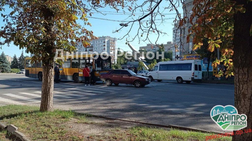 ДТП на пішохідному переході: рейсовий автобус із людьми врізався в легкове авто ДТП на пішохідному переході: рейсовий автобус із людьми врізався в легкове авто