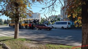 ДТП на пішохідному переході: рейсовий автобус із людьми врізався в легкове авто