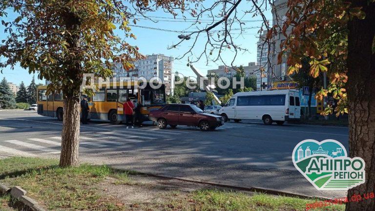 ДТП на пішохідному переході: рейсовий автобус із людьми врізався в легкове авто