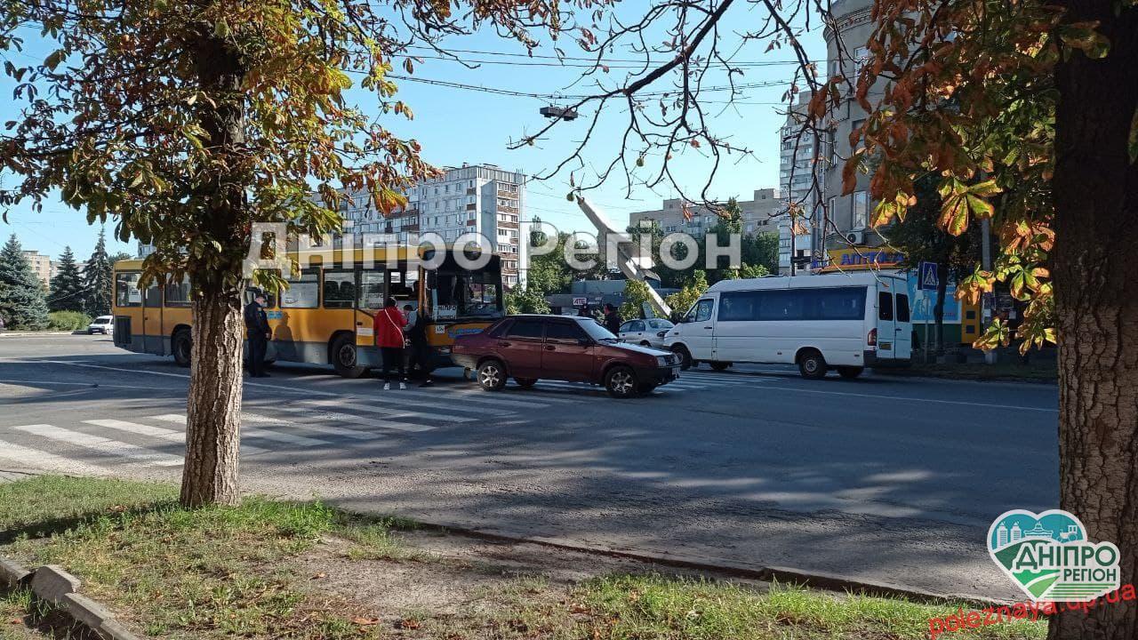ДТП на пішохідному переході: рейсовий автобус із людьми врізався в легкове авто