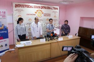 У Дніпрі провідні американські хірурги почали безкоштовно оперувати дітей