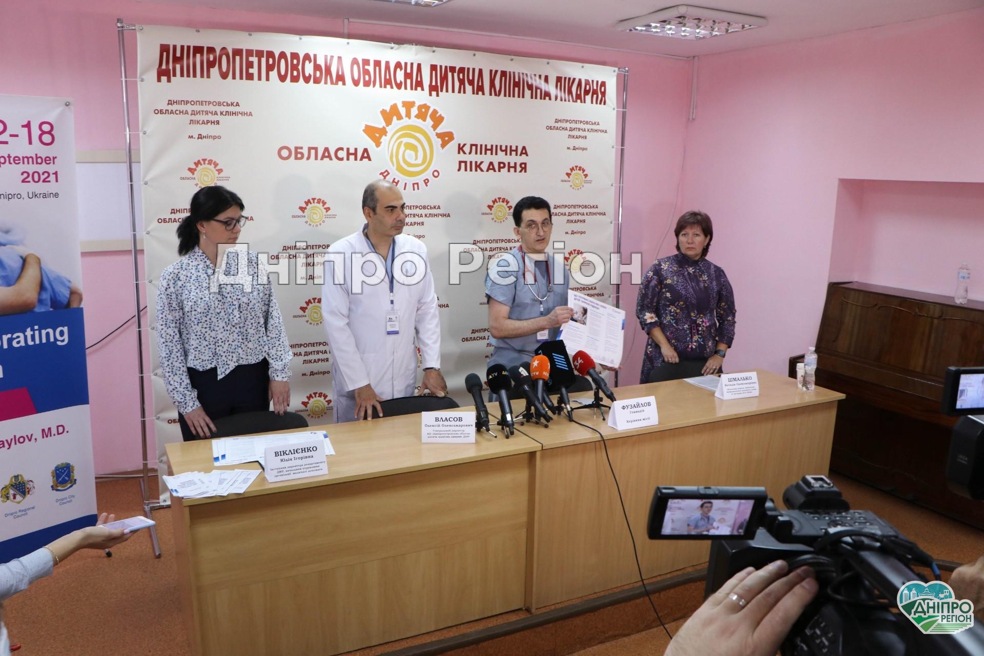 У Дніпрі провідні американські хірурги почали безкоштовно оперувати дітей