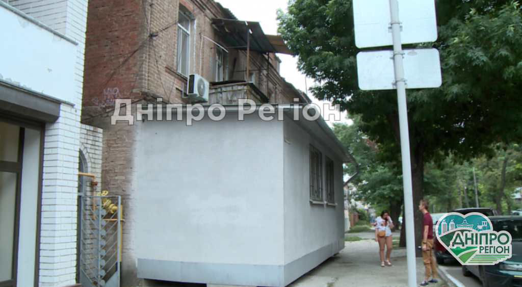 У Дніпрі царська веранда вкрала у пішоходів тротуар на вулиці Бородинській (Відео)