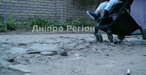 У Дніпрі вулиця Кленова потребує негайного ремонту (Відео)