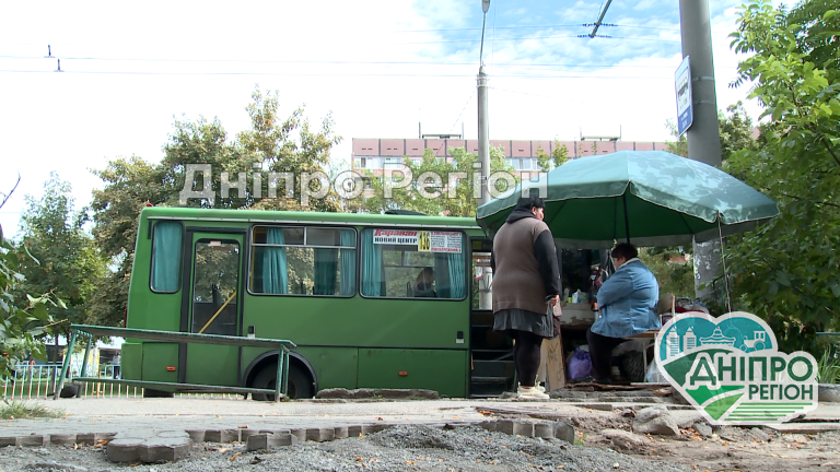 У Дніпрі переписують дані пенсійного посвідчення і лише потім пускають до маршрутки (Відео) У Дніпрі переписують дані пенсійного посвідчення і лише потім пускають до маршрутки (Відео)