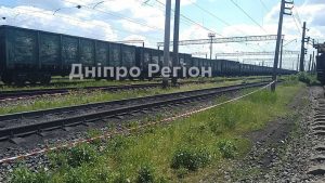 Бросилась под поезд и чудом не погибла: на Днепропетровщине в больнице спасают женщину