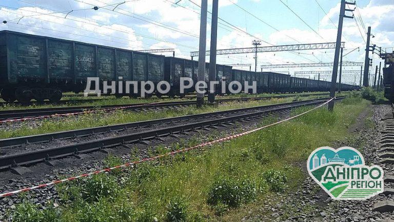 Бросилась под поезд и чудом не погибла: на Днепропетровщине в больнице спасают женщину