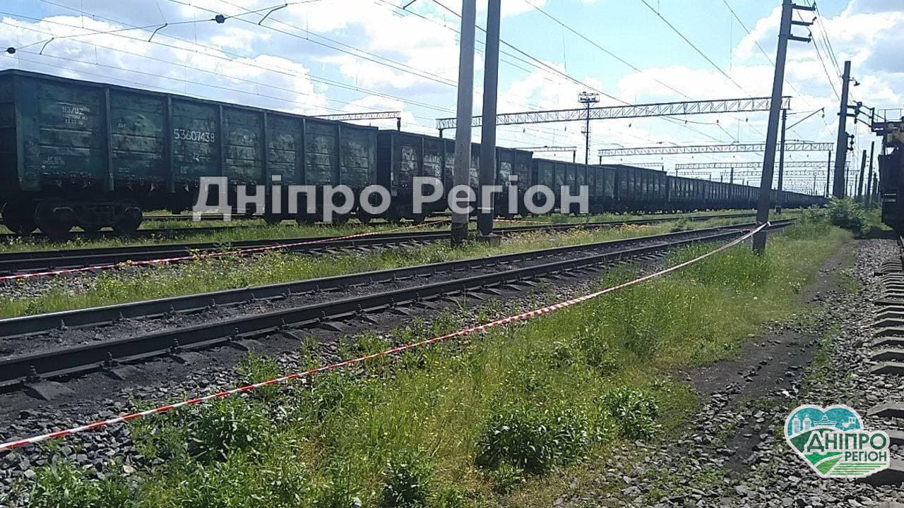 Бросилась под поезд и чудом не погибла: на Днепропетровщине в больнице спасают женщину