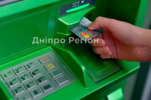 ПриватБанк почав блокувати картки клієнтам, які мають комунальні борги