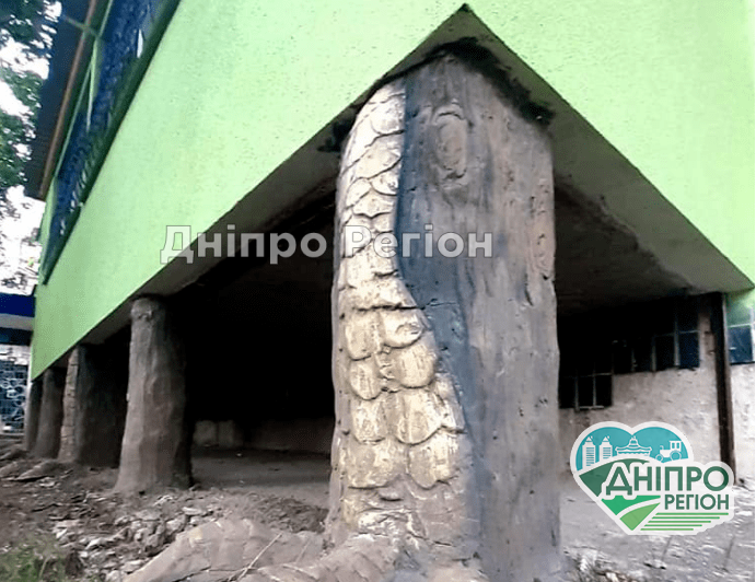 Такого ще не бачили: у Марганці побудували цар-балкон на курячих лапках (Фото) Такого ще не бачили: у Марганці побудували цар-балкон на курячих лапках (Фото)