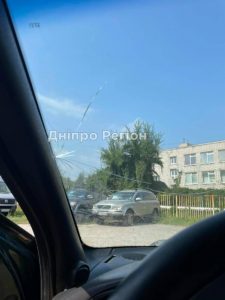 У Дніпрі на платній парковці в машині розбили лобове скло (Відео)