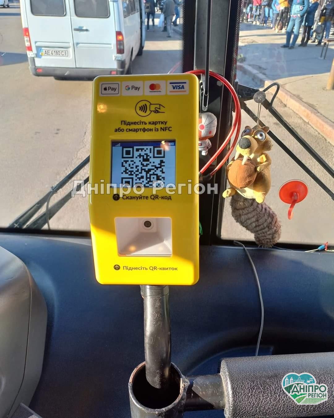 В Днепре революционное нововведение: в автобусе пассажиры за проезд могут оплатить картой