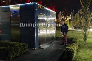 Потрапив у пастку в сквері Прибрежний: у Дніпрі чоловік з Одеси годину просидів у вбиральні