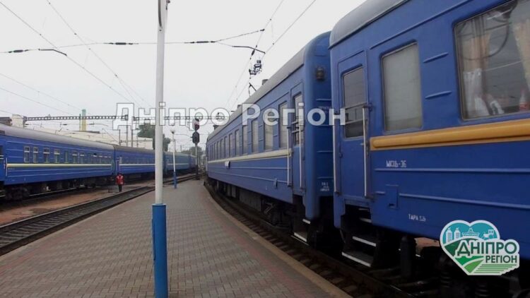 Затримуються поїзди, які курсують через Дніпро Затримуються поїзди, які курсують через Дніпро
