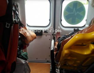 Лежала без свідомості на лавці: у Дніпрі медики врятували 13-річну дівчинку з алкогольним отруєнням