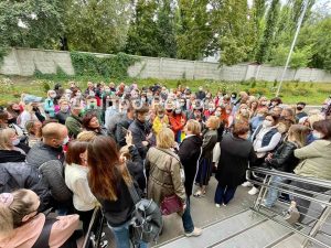 У Дніпрі звільнили директора школи: більше 200 батьків вийшли на мітинг на захист