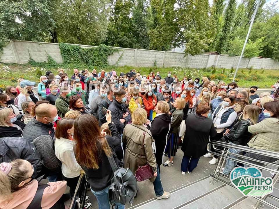 У Дніпрі звільнили директора школи: більше 200 батьків вийшли на мітинг на захист
