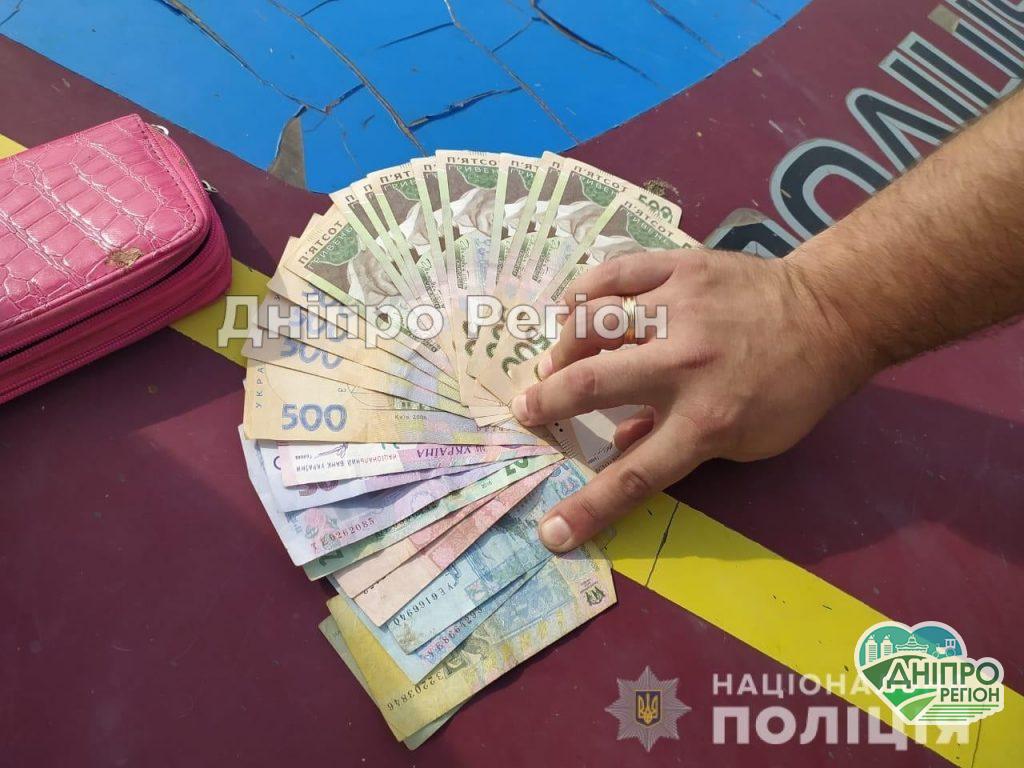 Крала їх гаманці та телефони: на Дніпропетровщині встановили крадійку, яка ходила по знайомих