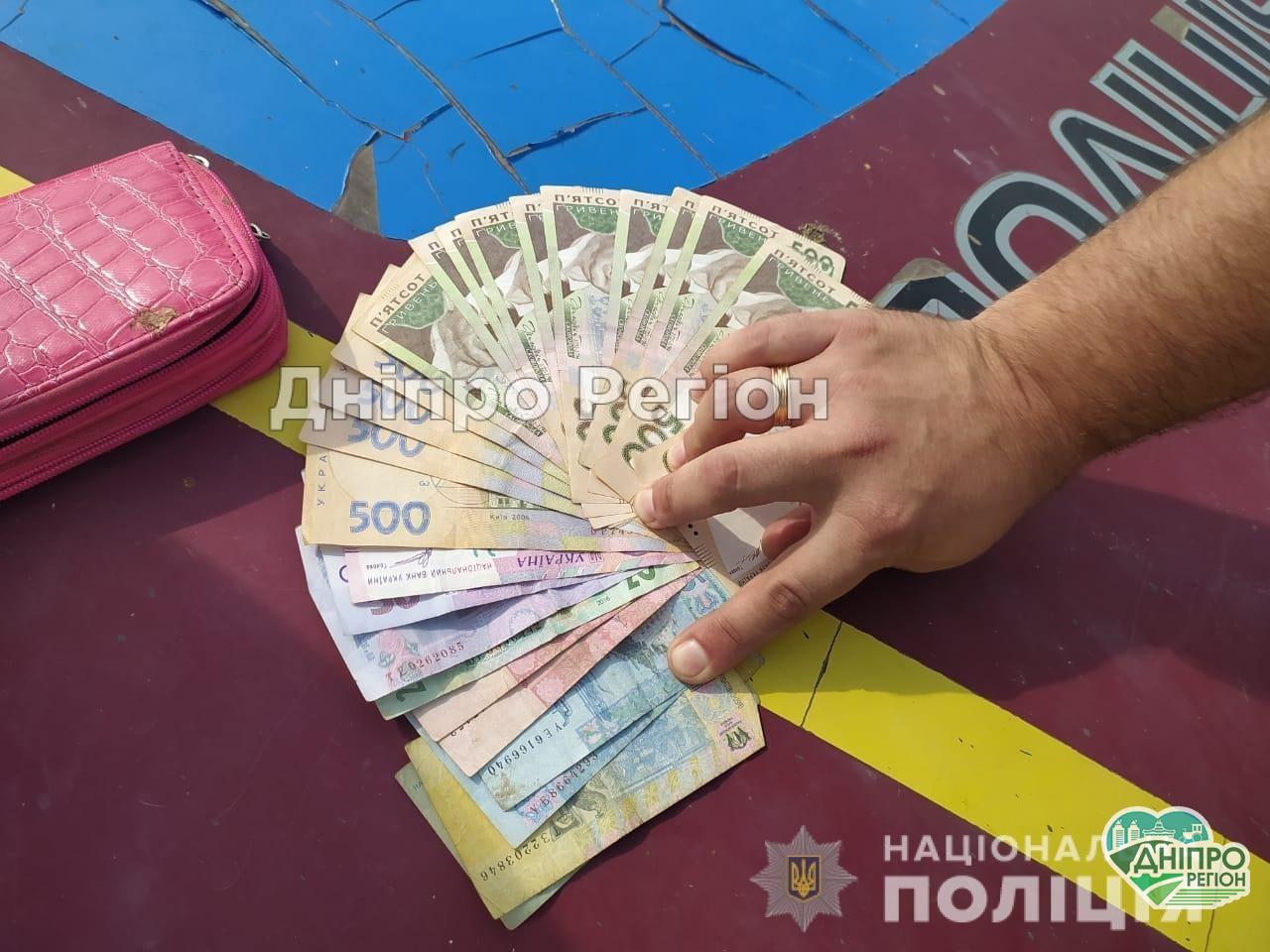 Крала їх гаманці та телефони: на Дніпропетровщині встановили крадійку, яка ходила по знайомих
