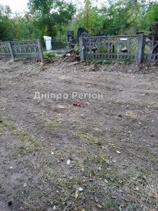 Комунальники перетворили на смітник кладовище домашніх тварин у Дніпрі (Фото)