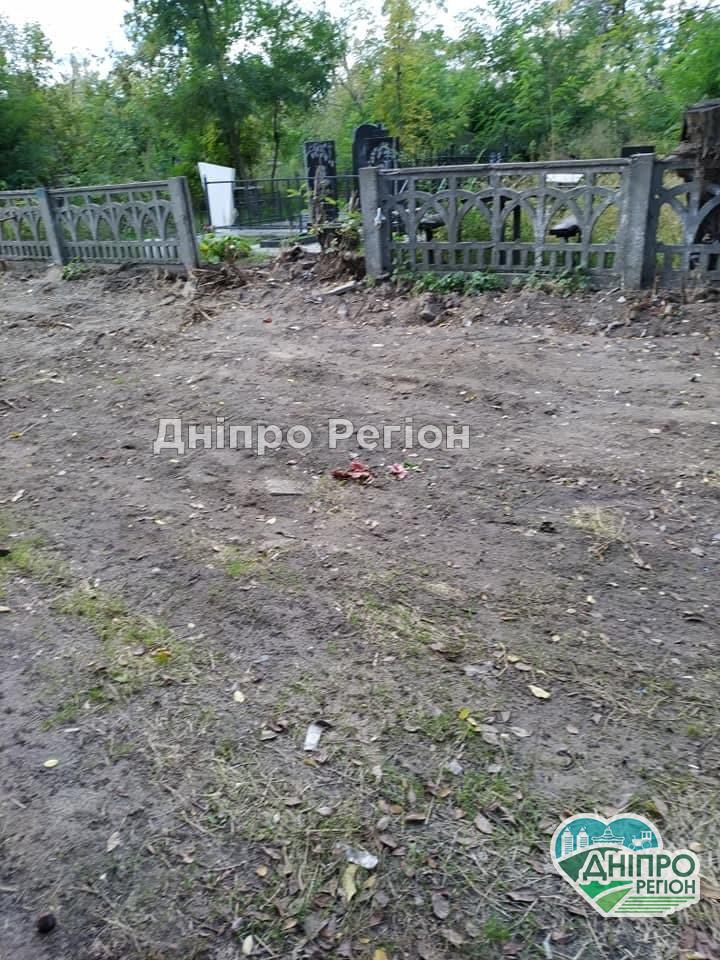 Комунальники перетворили на смітник кладовище домашніх тварин у Дніпрі (Фото)