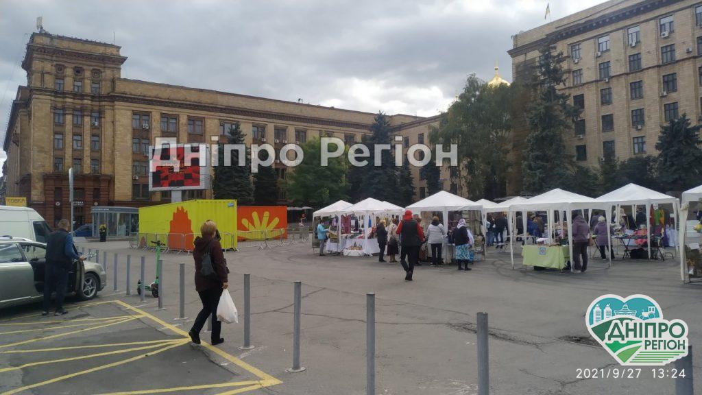 Сувенірний ярмарок та безкоштовні пішохідні екскурсії містом: у Дніпрі стартував тиждень туризму