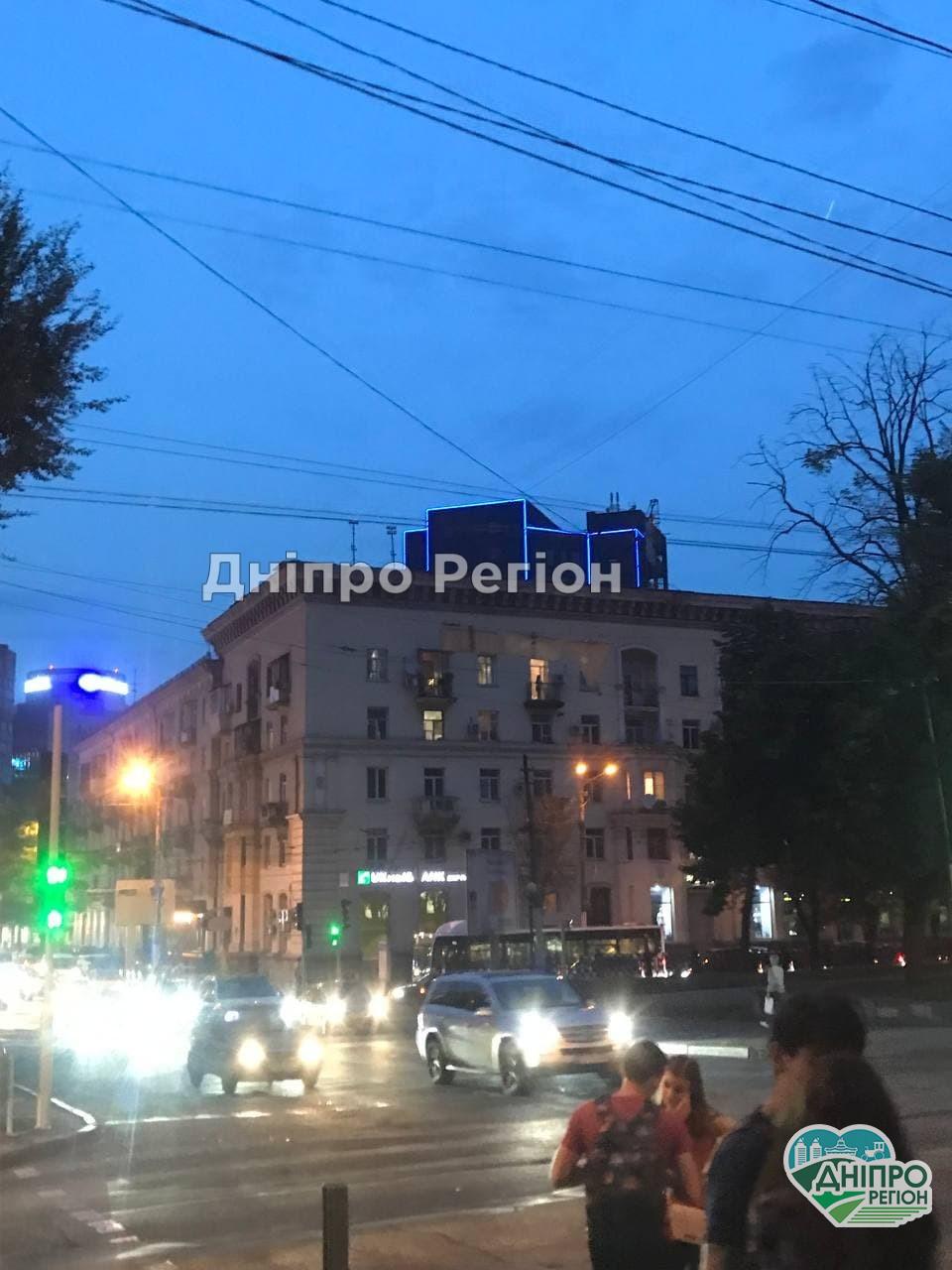 Було погано видно ввечері: у Дніпрі в центрі міста підсвічують нову висотку (Фото)