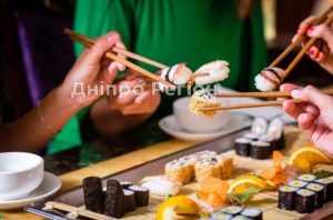 Как правильно пользоваться палочками для суши?