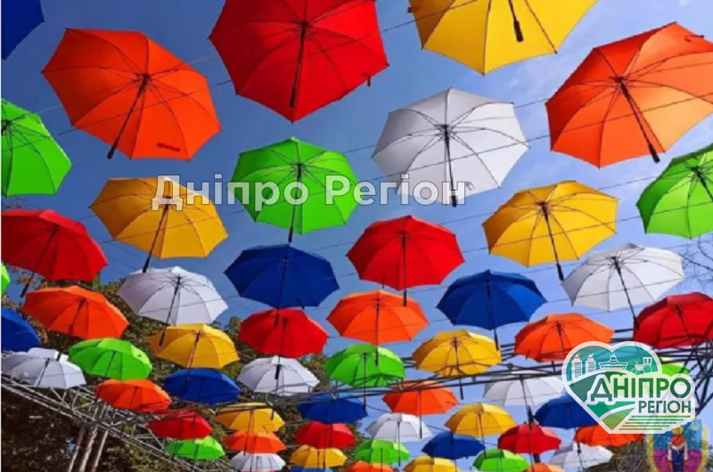 Як у центрі Парижу: під Дніпром створили алею парасольок (Фото) Як у центрі Парижу: під Дніпром створили алею парасольок (Фото)