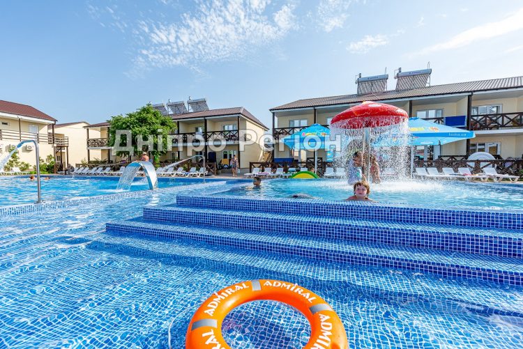 Відпочинок у Кирилівці 2022: ТОП-11 готелів та баз для комфортного відпочинку з басейном