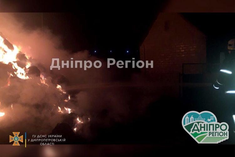 Чорний дим накрив все село: на Дніпропетровщині згоріло 16 тон сіна (Фото)