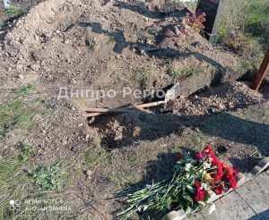 На кладовищі Дніпропетровщини ритуальники не закопують могили померлих (Фото)