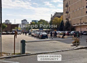 У Дніпрі Театральний бульвар перетворили на безкоштовний паркінг