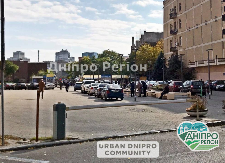 У Дніпрі Театральний бульвар перетворили на безкоштовний паркінг У Дніпрі Театральний бульвар перетворили на безкоштовний паркінг