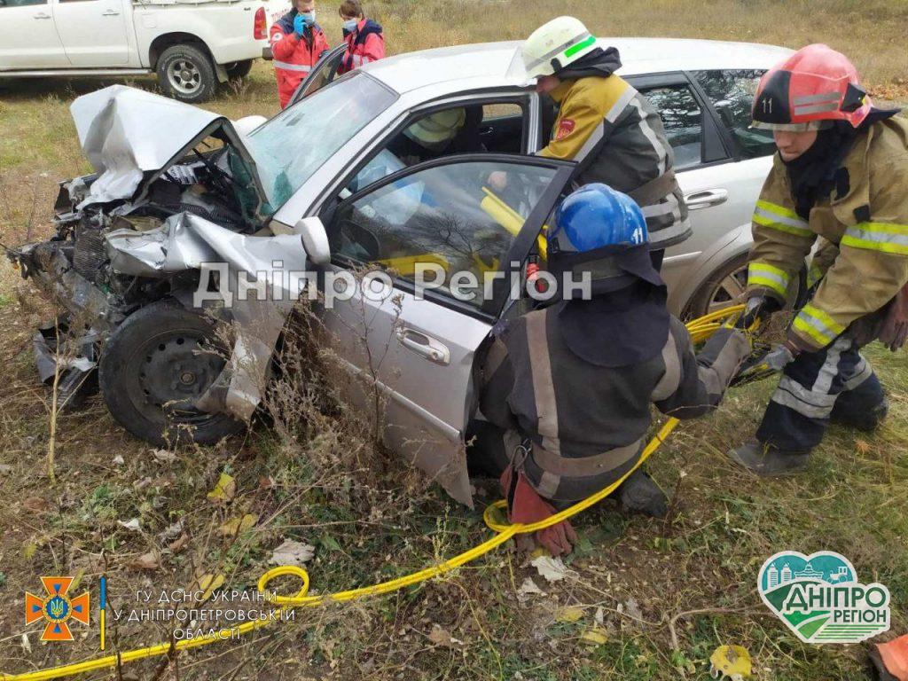 Тіло загиблого водія вирізали з груди металу: під Дніпром 4 авто потрапили в ДТП (Фото) Тіло загиблого водія вирізали з груди металу: під Дніпром 3 авто потрапили в ДТП (Фото)