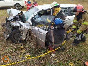 Тіло загиблого водія вирізали з груди металу: під Дніпром 4 авто потрапили в ДТП (Фото)