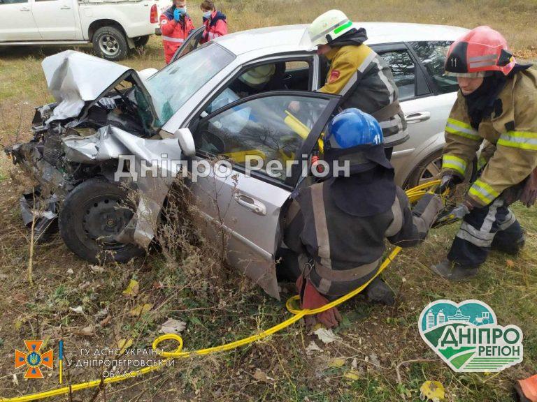 Тіло загиблого водія вирізали з груди металу: під Дніпром 3 авто потрапили в ДТП (Фото)