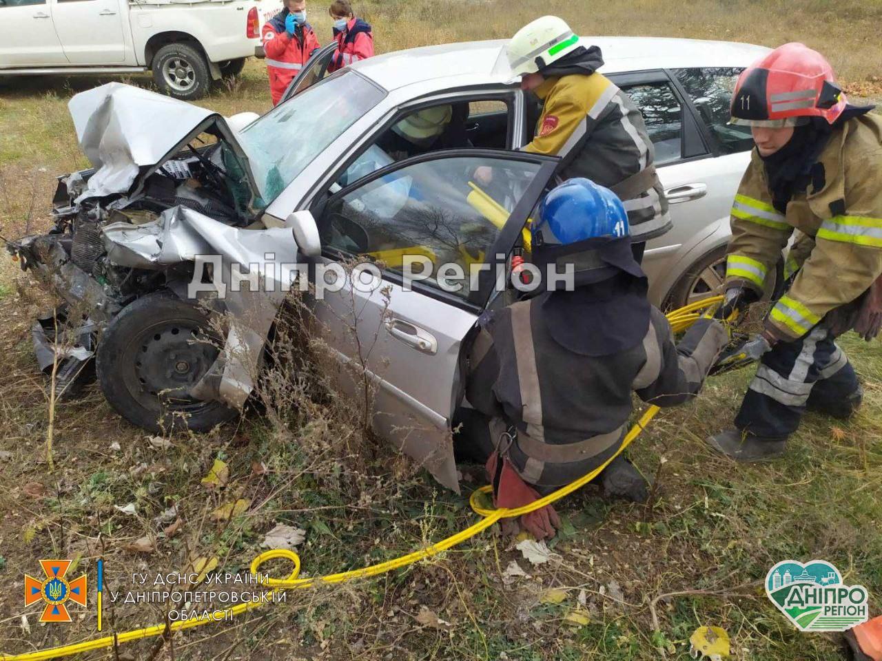 Тіло загиблого водія вирізали з груди металу: під Дніпром 3 авто потрапили в ДТП (Фото)