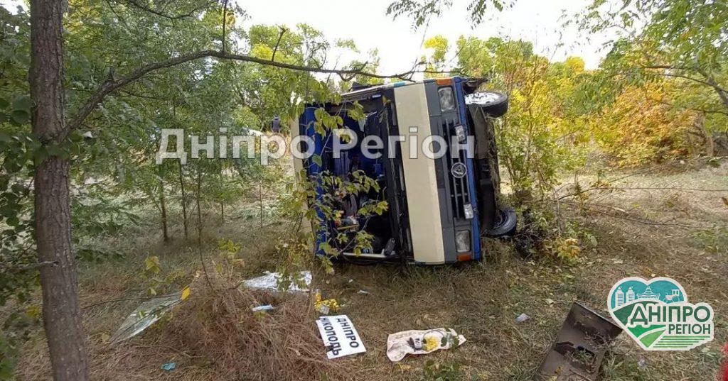 Маршрутка злетіла в кювет і перевернулась: на Дніпропетровщині постраждали пасажири На Дніпропетровщині маршрутка з людьми злетіла в кювет: дорослих та дітей рятують в лікарні