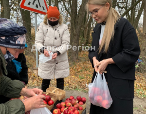 Бідні люди. Дніпрянка Юлія Тимошенко розповіла, за скільки купила яблука в бабусі на узбіччі