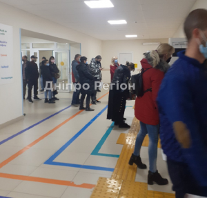 Переповнені поліклініки: у Дніпрі люди стоять у великих чергах до лікаря (Фото)