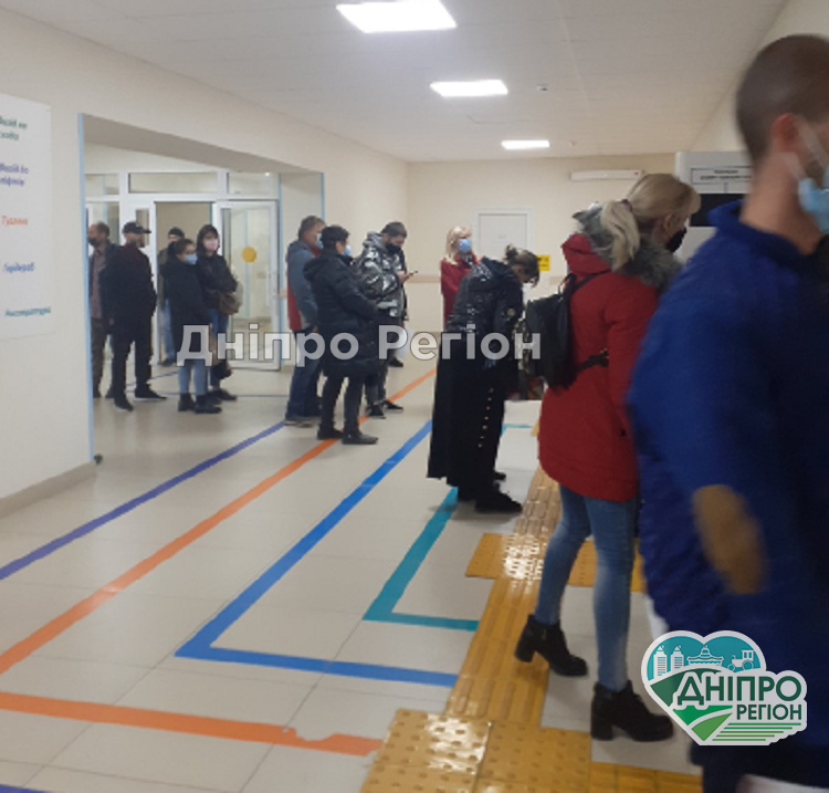 Переповнені поліклініки: у Дніпрі люди стоять у великих чергах до лікаря (Фото) Переповнені поліклініки: у Дніпрі люди стоять у великих чергах (Фото)
