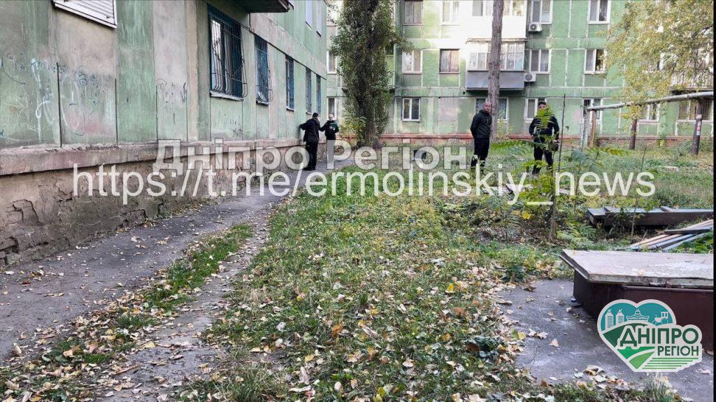 На землі лежала дитина: на Дніпропетровщині з вікна багатоповерхівки випала дівчинка На землі лежала дитина: на Дніпропетровщині з вікна багатоповерхівки випала дівчинка