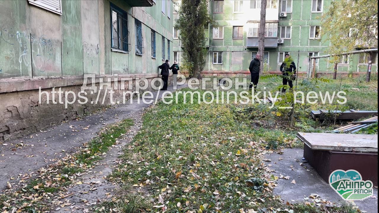 На землі лежала дитина: на Дніпропетровщині з вікна багатоповерхівки випала дівчинка