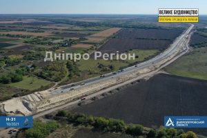 Працюють цілодобово: на Дніпропетровщині зводять найскладнішу 600-метрову естакаду (Відео)