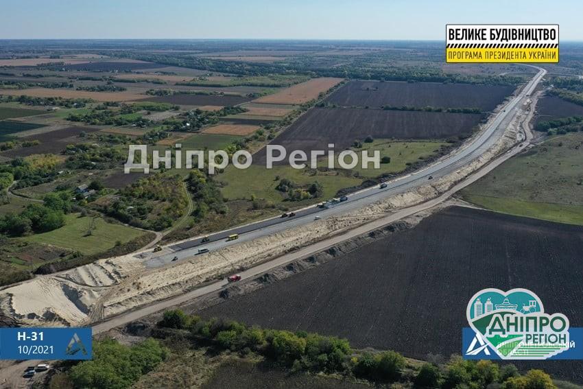 Працюють цілодобово: на Дніпропетровщині зводять найскладнішу 600-метрову естакаду (Відео) Працюють цілодобово: на Дніпропетровщині зводять найскладнішу 600-метрову естакаду (Відео)