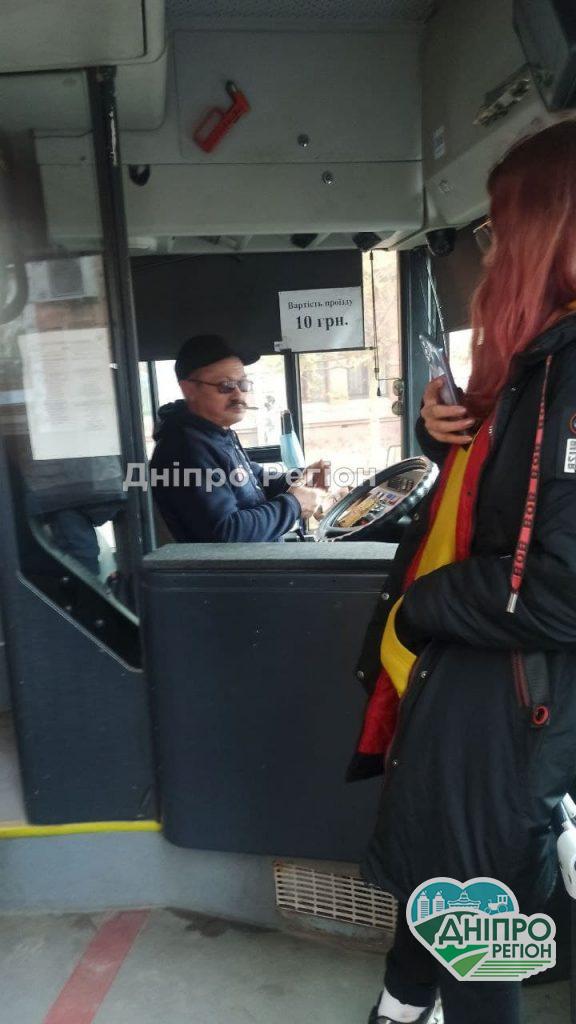 У Дніпрі водій маршрутки вигнав пасажирку: не було решти з 200 гривень (Фото) У Дніпрі водій маршрутки вигнав пасажирку: не було решти з 200 гривень (Фото)