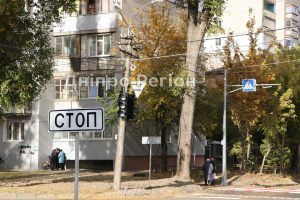 У Дніпрі облаштували сучасний перехід: з’явилась пішохідна розмітка та світлофори (Фото)
